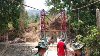 Pembangunan Jembatan Gantung Buakkang di Gowa mencapai 99 persen. TNI dan warga bergotong royong menuntaskan tahap akhir di Sungai Lambere.