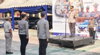 Kapolresta Gowa Kombes Pol Muh Yusuf Usman menekankan deteksi dini gangguan kamtibmas, kebersihan lingkungan, disiplin, dan keharmonisan keluarga saat apel jam pimpinan.