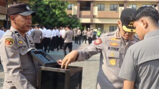 Personel Polresta Gowa rutin bersedekah melalui kotak amal setiap Senin usai apel pagi. Kapolresta Muh Yusuf Usman mengajak anggota berbagi dengan ikhlas.