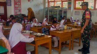 Sebanyak 2.925 porsi makanan bergizi disalurkan SPPG Bajeng Panciro 02 di Gowa. Babinsa Maradekaya turut mendampingi distribusi kepada siswa dan kelompok rentan.