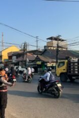 Personel Samapta Polresta Gowa mengatur lalu lintas pagi di Somba Opu, membantu warga menyeberang dan pengguna jalan demi kelancaran aktivitas masyarakat.
