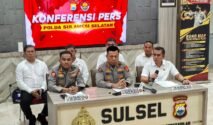 Kapolresta Gowa mendampingi Kabid Humas Polda Sulsel memaparkan perkembangan penyidikan dugaan korupsi dan TPPU perizinan Gowa, termasuk pemeriksaan saksi dan penyitaan aset.