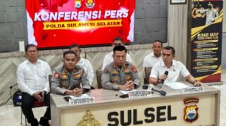 Kapolresta Gowa mendampingi Kabid Humas Polda Sulsel memaparkan perkembangan penyidikan dugaan korupsi dan TPPU perizinan Gowa, termasuk pemeriksaan saksi dan penyitaan aset.